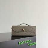 Women's Andiamo Clutch in Ostrich Vein