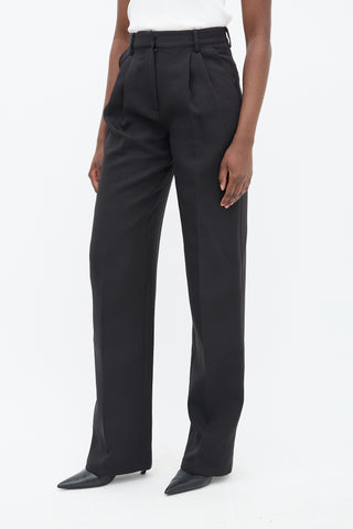 Aknvas Black O
Connor Pleated Straight Leg Trouser