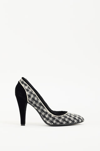 Chanel Fall 2004 Black 
White Tweed Pump