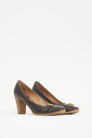 Chloé Brown 
Gold Leather Pump