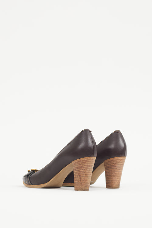 Chloé Brown 
Gold Leather Pump