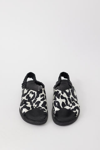 Marni Black 
White Printed Satin 
Leather Fussbett Sandal