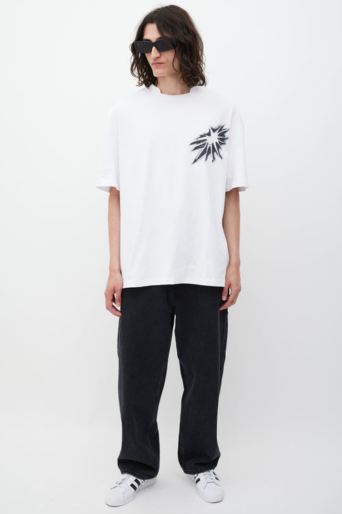 We11done White 
Black Embellished Spray Graphic T-Shirt